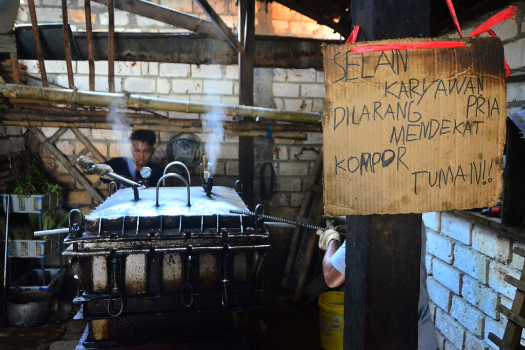 Pemasaran bandeng presto sendiri meliputi pasar- pasar tradisional di Jawa Tengah, Jawa Timur, Yogyakarta, dan Kota Jakarta dengan harga Rp8000 per kotak (isi 3-4) untuk bandeng masak dan Rp8000-10.000 per kotak (isi 2) untuk bandeng goreng.