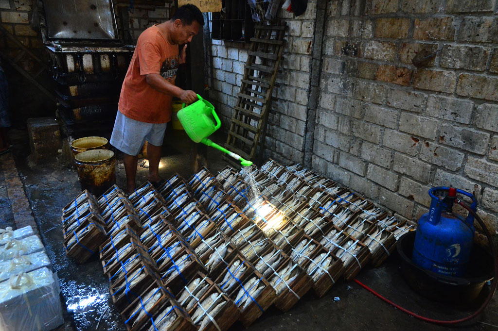 Kepala Seksi Bina Mutu dan Usaha Perikanan DKP Kabupaten Pati Sriwati mencatat, pada tahun 2020 tercatat ada 40 Usaha Pengolahan Ikan (UPI) yang tersebar di Kecamatan Juwana dan terbanyak di Desa Dukuhtalit dengan berbagai kapasitas produksi antara 10-30 kilogram per hari untuk skala pengolahan kecil dan 30-50 kilogram skala pengolahan sedang dan di atas 50 kilogram untuk skala pengolahan besar.