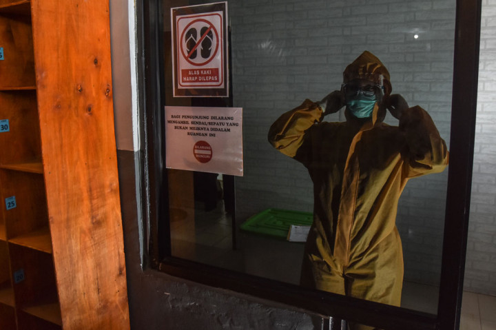 Berawal dari satu petugas yang terkonfirmasi covid-19 pada September 2020, virus korona jenis baru itu menyebar dengan cepat di Lapas Perempuan Pekanbaru. Hingga 5 Oktober 2020, ada 44 warga binaan dan tiga petugas yang terpapar.