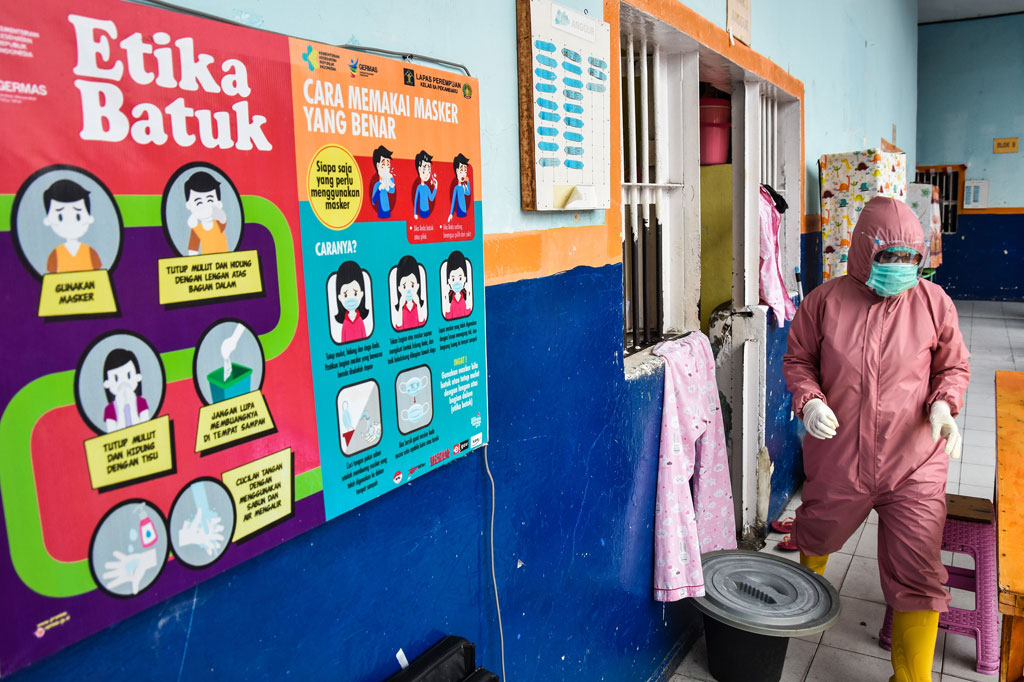 Setiap petugas Lapas kini wajib mengenakan alat pelindung diri (APD) lengkap ketika bertugas, mulai dari baju hazmat, masker hingga perisai muka dari plastik. Hal itu untuk mencegah mereka tertular virus mematikan tersebut.