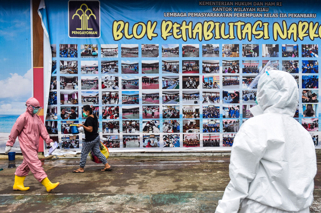 Jumlah tenaga kesehatan di Lapas itu sangat terbatas, belum lagi persediaan APD dan obat yang menipis. Petugas terpaksa harus mengenakan hazmat berulang-ulang, dengan cara dijemur setelah selesai dikenakan.