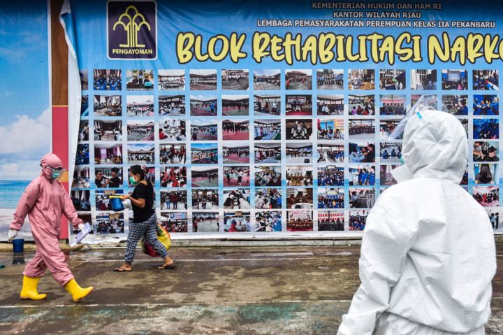 Jumlah tenaga kesehatan di Lapas itu sangat terbatas, belum lagi persediaan APD dan obat yang menipis. Petugas terpaksa harus mengenakan hazmat berulang-ulang, dengan cara dijemur setelah selesai dikenakan.