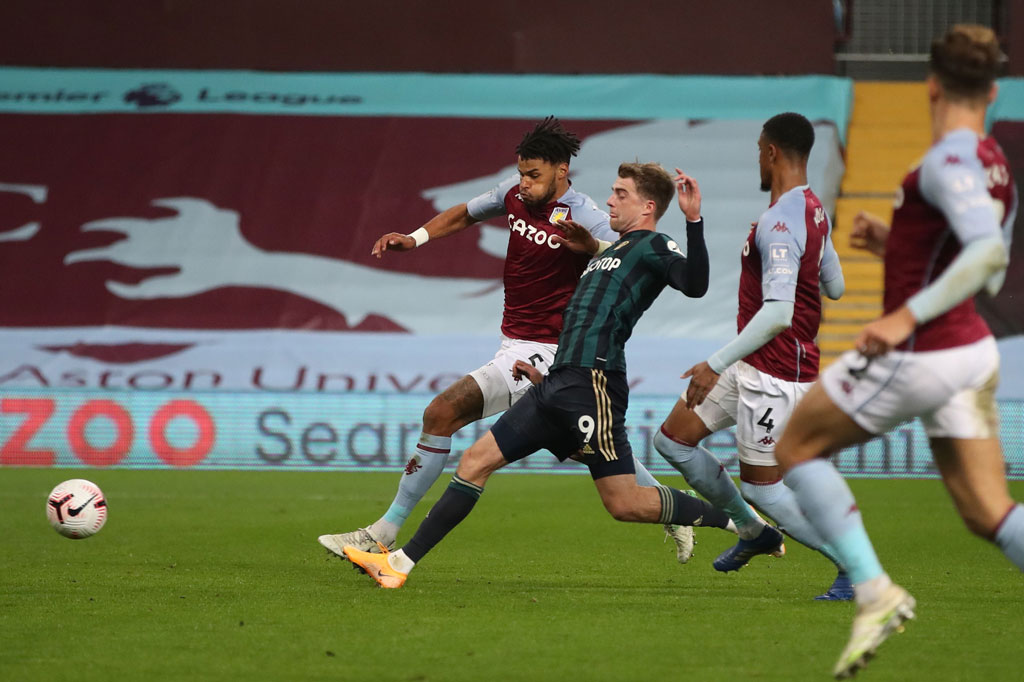 Sejak awal laga, Leeds tampil trengginas dan beberapa kali mengancam gawang tuan rumah. Sayang beberapa peluang yang tercipta belum berbuah gol.