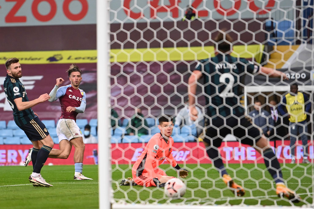 Villa berusaha keluar dari tekanan dan berpeluang mencuri keunggulan ketika tembakan Jack Grealish sudah tak mampu diantisipasi kiper Illan Meslier. Tetapi Luke Ayling menjadi pahlawan dengan menyapu bola sebelum melewati garis gawang.