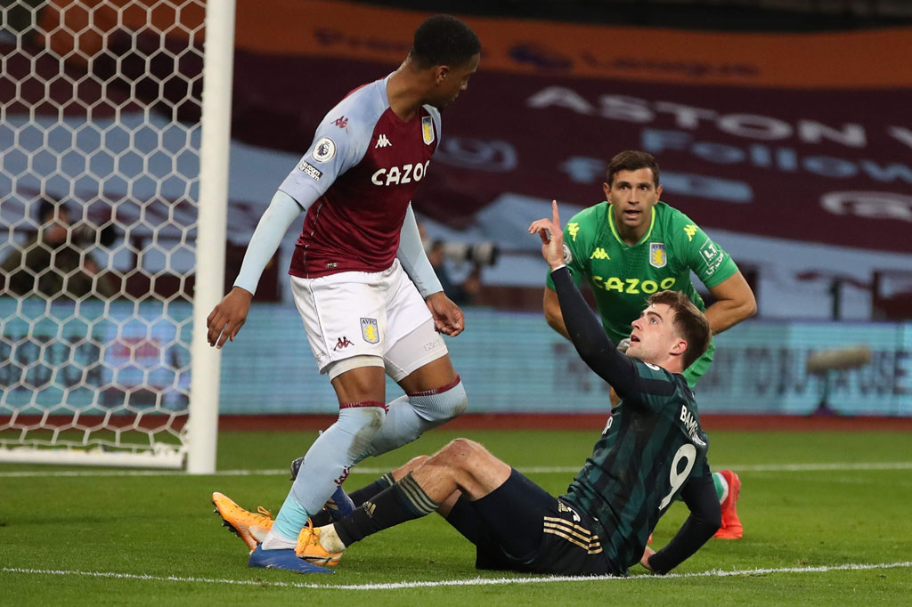 Di penghujung babak pertama, Leeds melancarkan serangan balik yang lagi-lagi mengancam gawang Villa. Sayang umpan matang Jack Harrison gagal diselesaikan Bamford, dan skor nirgol bertahan hingga turun minum.