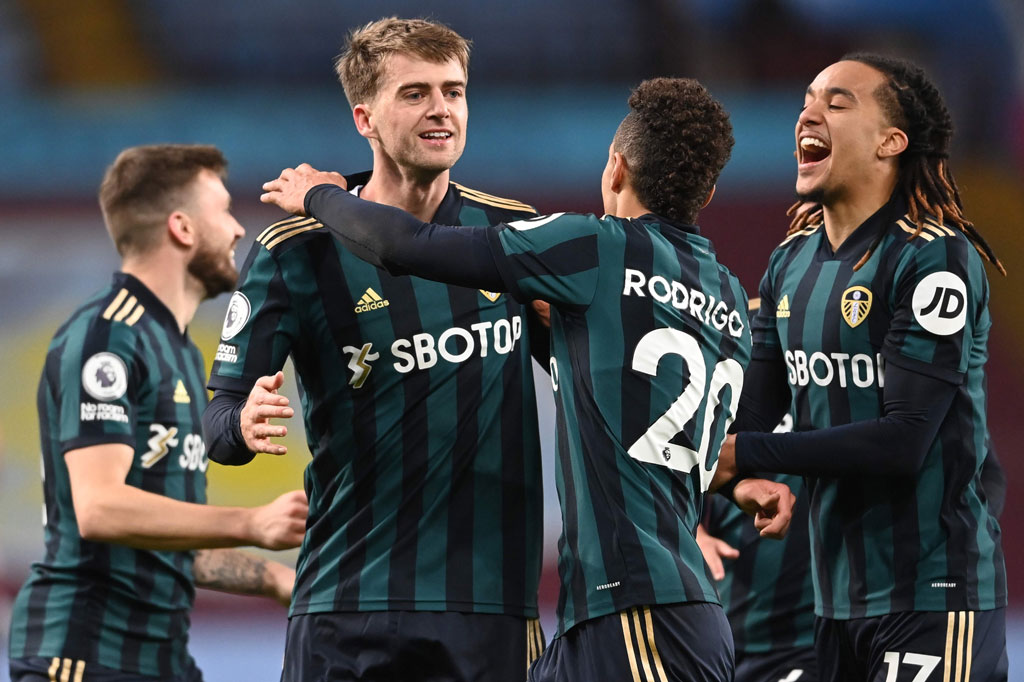 Tujuh menit kemudian, Bamford melengkapi raihan trigolnya dengan sebuah sepakan melengkung untuk memperbesar keunggulan Leeds jadi 3-0.