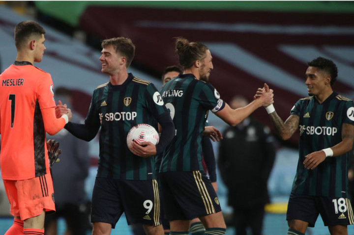 Bagi Leeds, tambahan tiga poin membuat mereka melompat naik ke peringkat ketiga klasemen dengan koleksi 10 poin, tertinggal hanya dua poin di belakang Villa (12) yang tertahan di posisi kedua, demikian catatan laman resmi Liga Inggris.