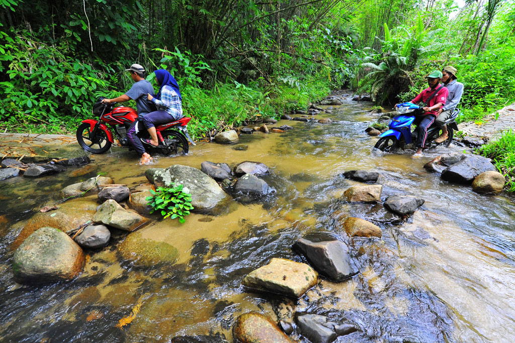 Buruknya akses jalan di sejumlah titik di daerah yang baru mendapatkan layanan listrik pada 2018 lalu itu menyebabkan jarak tempuh menuju desa dari pusat pemerintahan kabupaten bisa mencapai 4,5 jam perjalanan darat.