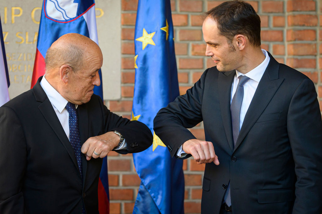 Menteri Luar Negeri Slovenia Anze Logar (kanan) saat menyambut mitranya dari Prancis Jean-Yves Le Drian sebelum pertemuan mereka di Ljubljana pada 3 September 2020 lalu.