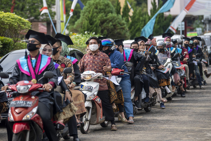 Jika sebelumnya dilakukan secara tatap muka, wisuda yang ke-36 kali ini dilaksanakan secara drive thru. 