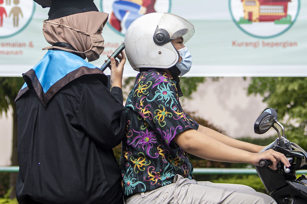 Sebanyak 1.888 wisudawan mengikuti wisuda secara drive thru dengan menerapkan protokol kesehatan yang dibagi dalam beberapa kelompok guna mencegah penyebaran covid-19 di lingkungan kampus.