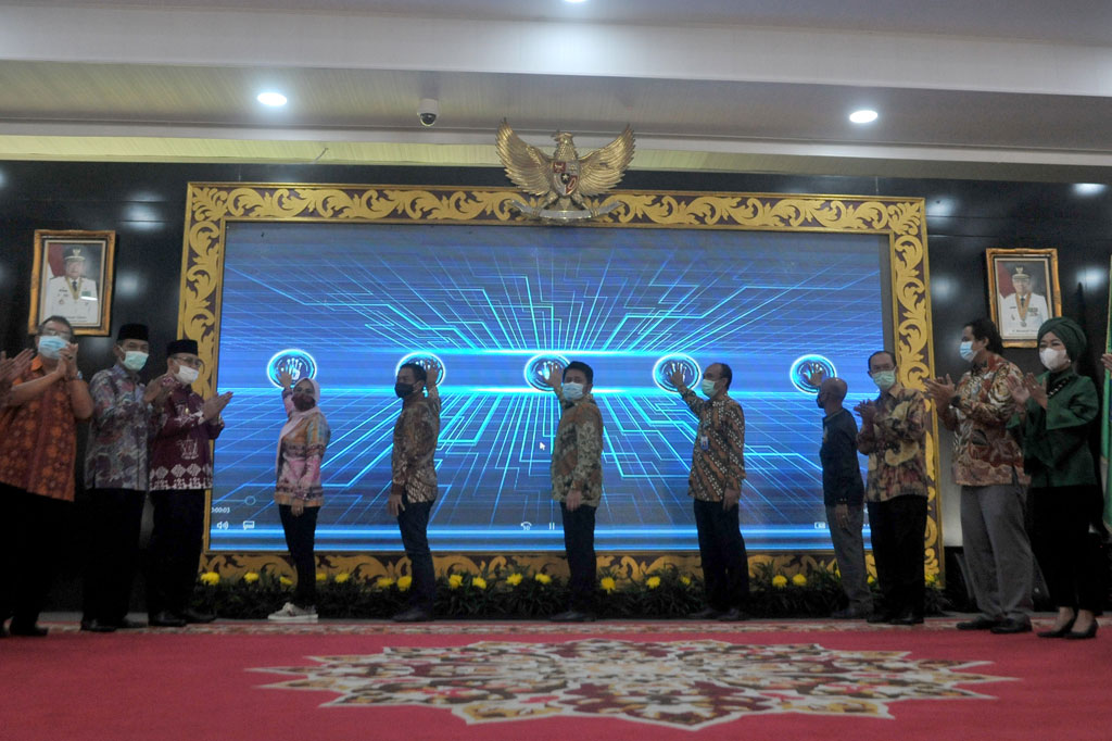 Gubernur Sumatera Selatan Herman Deru (tengah) bersama para kepala daerah kabupaten/kota se-Sumatera Selatan meluncurkan aplikasi Anjungan Bansos Sriwijaya di Griya Agung Palembang, Sumatera Selatan, Sabtu, 24 Oktober 2020. 