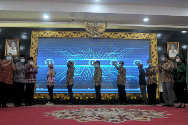 Gubernur Sumatera Selatan Herman Deru (tengah) bersama para kepala daerah kabupaten/kota se-Sumatera Selatan meluncurkan aplikasi Anjungan Bansos Sriwijaya di Griya Agung Palembang, Sumatera Selatan, Sabtu, 24 Oktober 2020. 