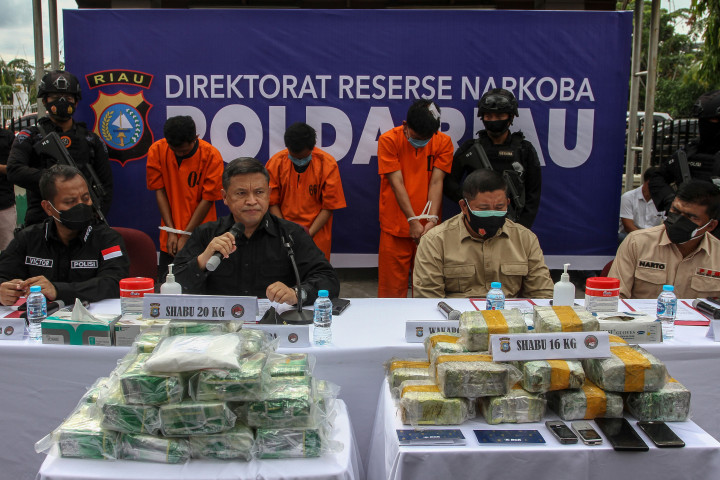 Kapolda Riau Irjen Agung Setya Imam Effendi (kedua kiri) didampingi Wakapolda Brigjen Tabana Bangun (kedua kanan), Direktur Reserse Narkoba Kombes Victor Siagian (kiri), dan Kabid Humas Kombes Sunarto menjelaskan kronologis penangkapan pelaku kurir narkoba, saat gelar pengungkapan kasus di Mapolda Riau di Pekanbaru, Riau, Sabtu, 24 Oktober 2020.