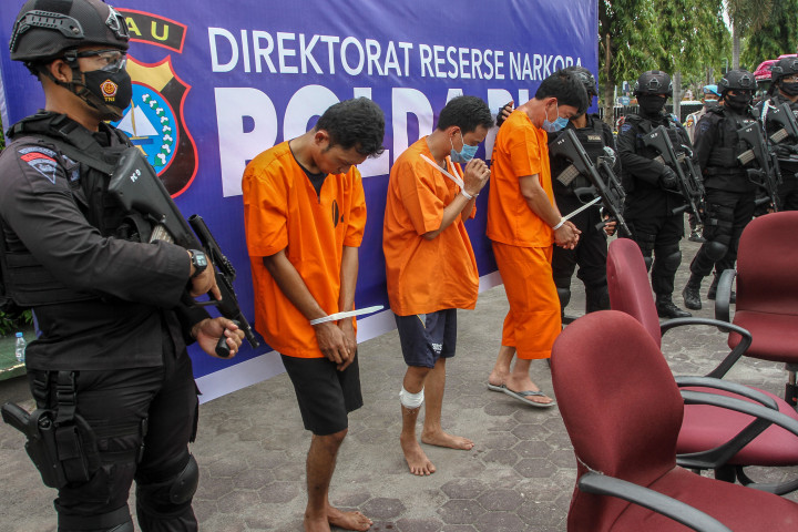 Jajaran Ditresnarkoba Polda Riau berhasil menggagalkan peredaran narkoba jenis sabu sebanyak 16 kilogram dengan dua orang tersangka di mana salah satunya merupakan oknum perwira polisi.