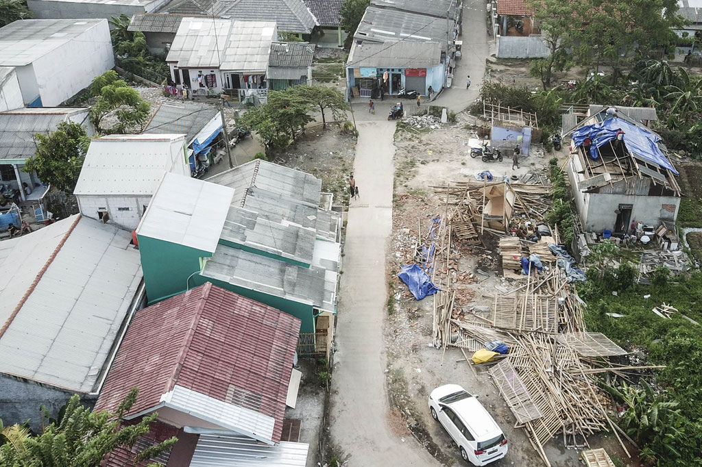 Foto udara rumah yang rusak akibat tersapu angin puting beliung di Kaliabang Tengah, Bekasi, Jawa Barat, Sabtu, 24 Oktober 2020.