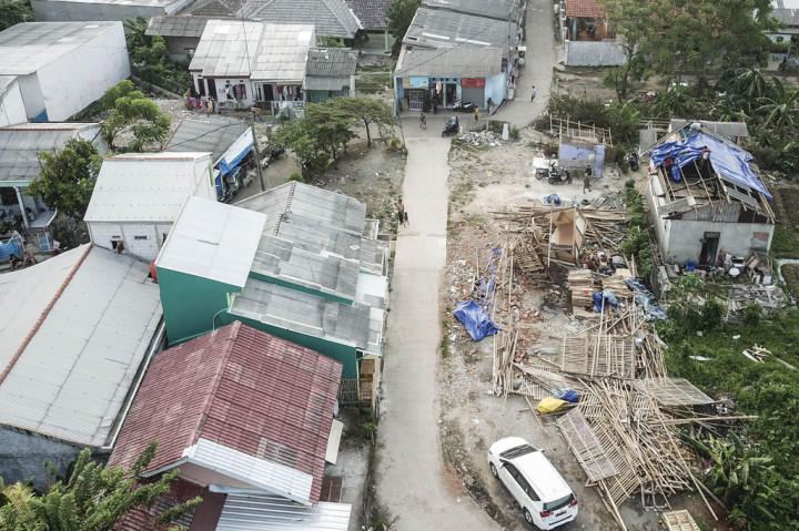 Foto udara rumah yang rusak akibat tersapu angin puting beliung di Kaliabang Tengah, Bekasi, Jawa Barat, Sabtu, 24 Oktober 2020.