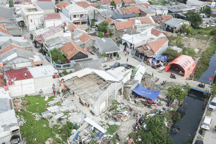 Menurut Badan Penanggulangan Bencana Daerah (BPBD) Kota Bekasi, sebanyak 159 rumah rusak diterjang angin puting beliung pada Jumat, 23 Oktober 2020 siang.