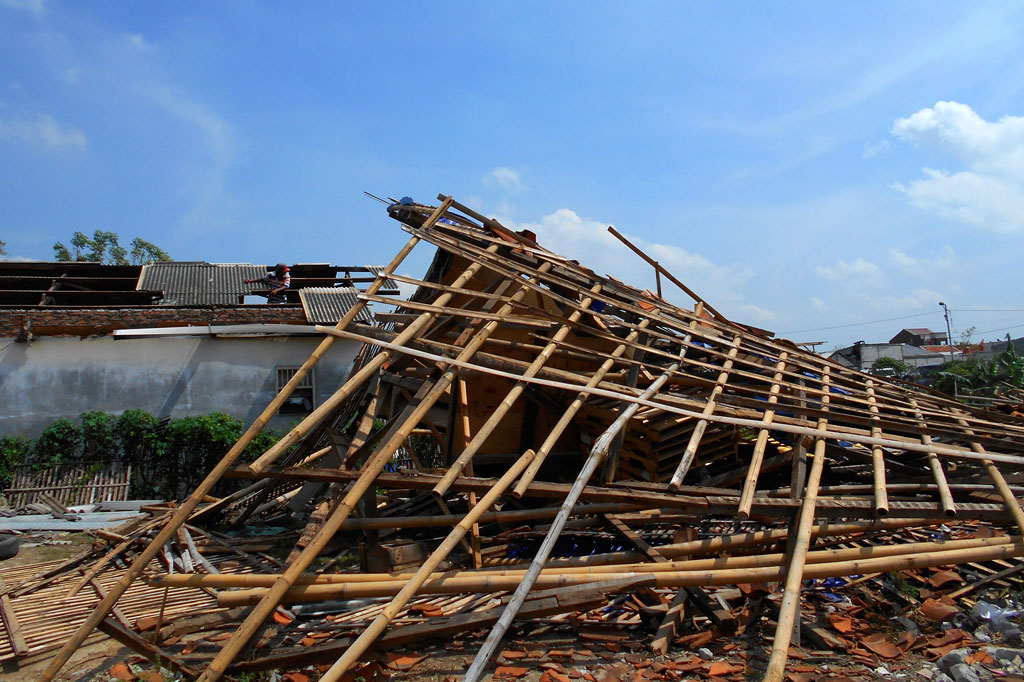 Puting beliung juga menerjang Kecamatan Babelan, Kabupaten Bekasi. Sedikitnya 85 rumah di Desa Babelan Kota dan Kelurahan Bahagia rusak.