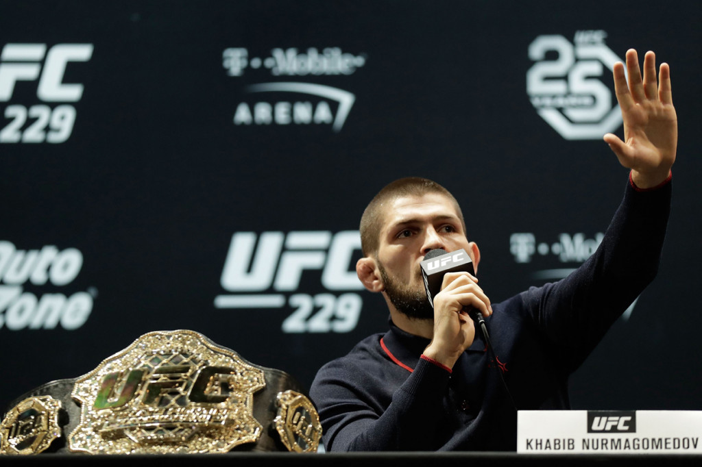 Petarung asal Rusia, Khabib Nurmagomedov, resmi mengumumkan dirinya pensiun dari dunia seni bela diri campuran (MMA). AFP Photo/Isaac Brekken