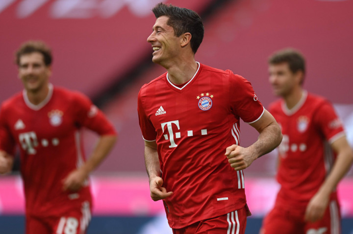 Striker andalan Bayern, Robert Lewandowski, membuka pesta timnya pada menit ke-10. Ia berhasil menyambar umpan Kingsley Coman untuk memulai pesta Bayern.