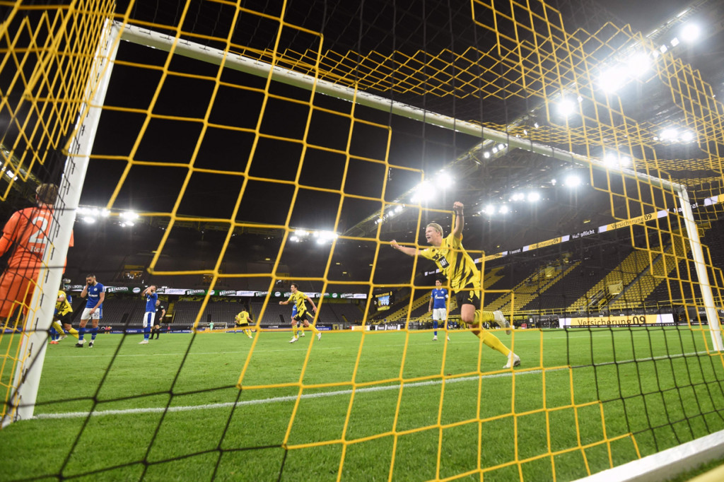 Meski sangat mendominasi, Dortmund tak mampu mencetak gol di babak pertama. Baru di menit ke-55 mereka memecah kebuntuan lewat Manuel Akanji.

