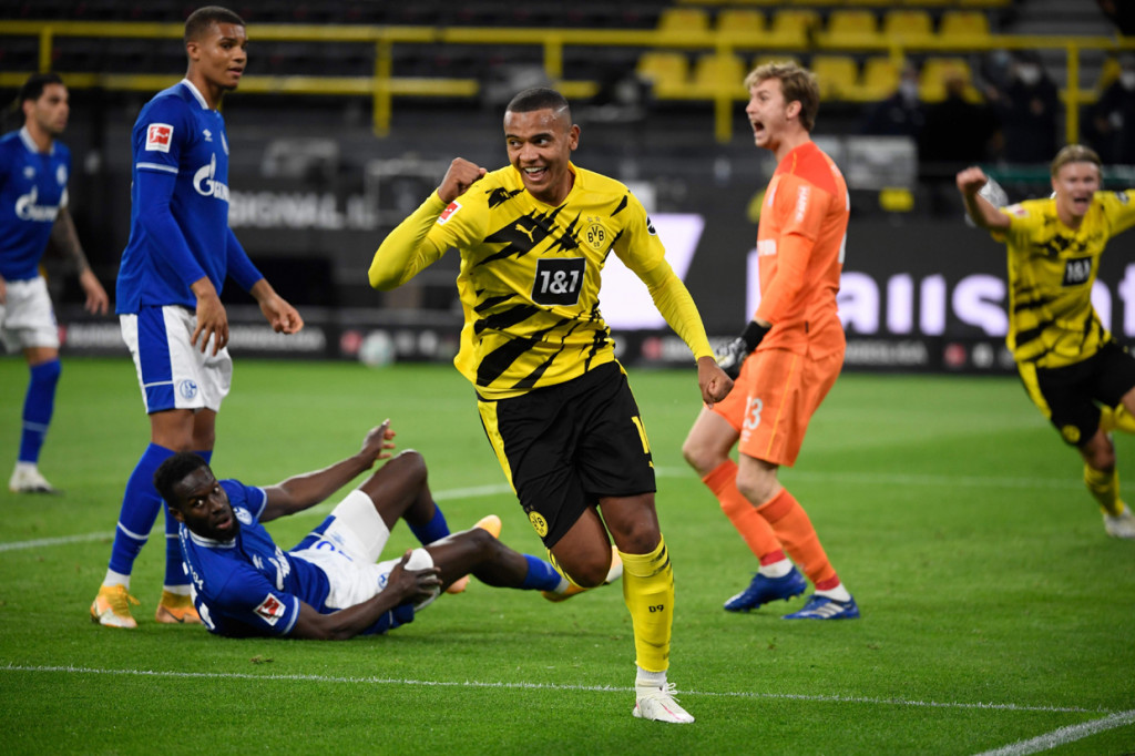 Manuel Akanji melakukan selebrasi usai mencetak gol ke gawang Schalke 04.