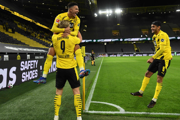 Dengan kemenangan ini, Dortmund terus menempel RB Leipzig di puncak klasemen. Mengumpulkan 12 poin dari lima laga, skuad besutan Lucien Favre itu ada di urutan tiga klasemen, tertinggal satu poin dari Leipzig dan hanya kalah selisih gol dari Bayern Muenchen.