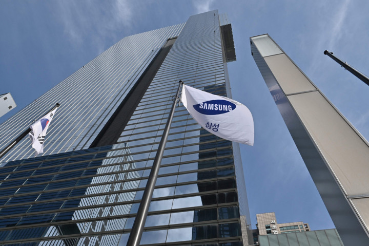 Dari sisi pendapatan, mereka mengalahkan merek Jepang Sony, Sharp Corp, dan Panasonic Corp untuk produk TV dan layar. Mereka juga mengakhiri kejayaan Nokia dan mengalahkan Apple Inc di smartphone. AFP Photo/Jung Yeon-je