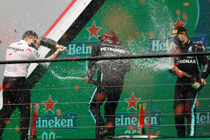 Di klasemen sementara Hamilton semakin nyaman di posisi puncak dengan 256 poin, memperlebar jaraknya atas Bottas yang berada di peringkat dua klasemen dengan selisih 77 poin.