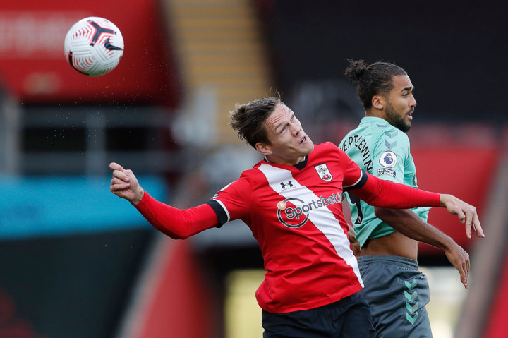 Pasukan Ralph Hasenhuettl memasuki pertandingan dengan inisiatif menyerang, tetapi Everton hampir mencuri keunggulan jika saja tembakan melengkung Gylfi Sigurdsson tak membentur mistar gawang pada menit ke-19.