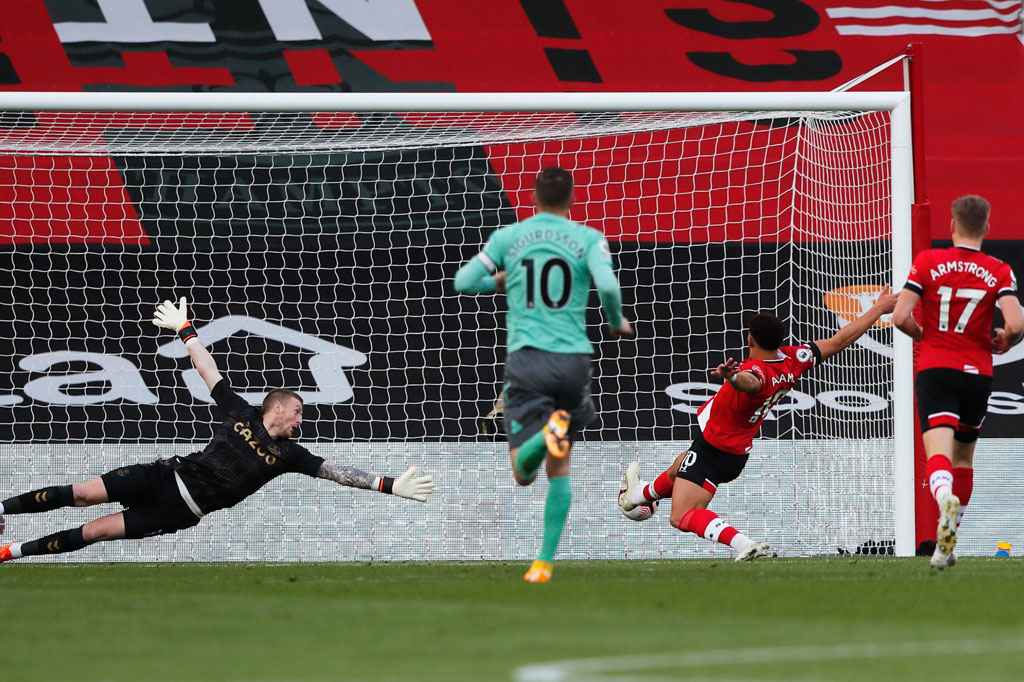 Keunggulan Southampton bertambah delapan menit kemudian, saat Sigurdsson gagal menyapu umpan silang Ings dan bola jatuh ke hadapan Che Adams untuk dilesakkan dengan sepakan kaki kanannya.