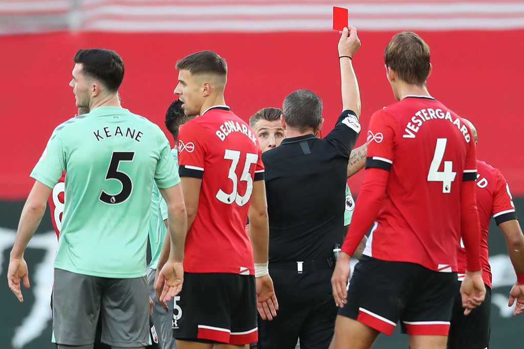 Situasi bagi Everton kian berat sejak menit ke-72, ketika Lucas Digne diganjar kartu merah langsung oleh wasit Kevin Friend karena melakukan pelanggaran berbahaya terhadap Kyle Walker-Peters.