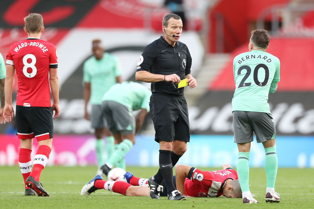 Ancelotti berusaha mengatasi ketertinggalan dengan memasukkan Bernard menggantikan Alex Iwobi pada awal babak kedua. Tetapi pergantian pemain tak membuat perubahan berarti bagi penampilan tim tamu. Bernard malah diganjar kartu kuning oleh wasit karena melakukan pelanggaran terhadap pemain lawan.