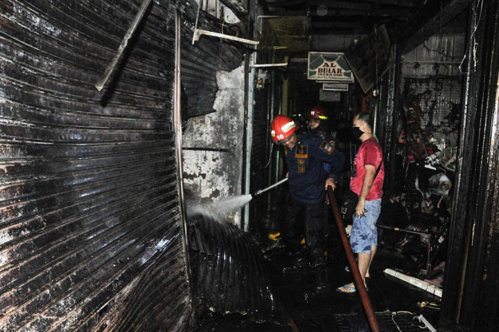 Petugas Pemadam Kebakaran (Damkar) melakukan proses pendinginan usai kebakaran di Pasar Tambun, Kabupaten Bekasi, Jawa Barat, Sabtu, 24 Oktober 2020.
