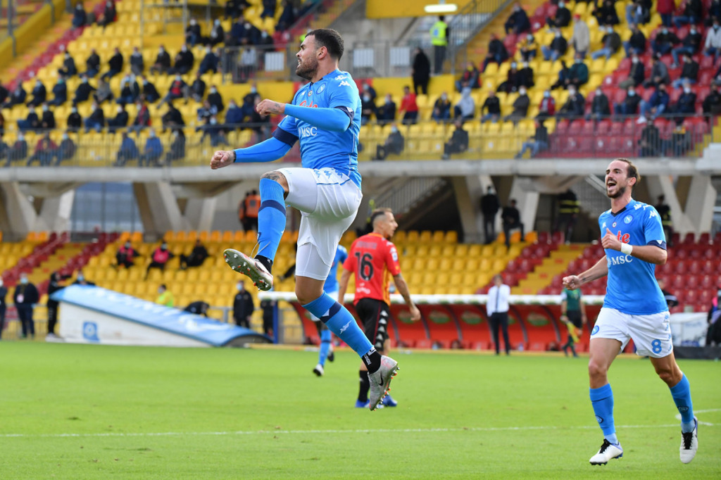 Andrea Petagna melakukan selebrasi usai mencetak gol ke gawang Benevento.
