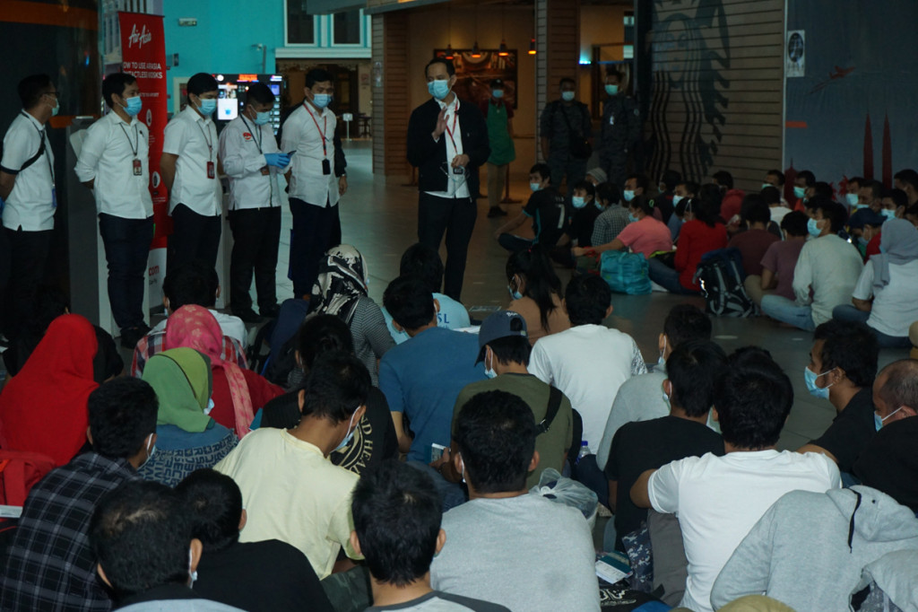 Koordinator Fungsi Konsuler KBRI Kuala Lumpur Rijal Al Huda (keenam kiri) memberi pengarahan kepada 200 orang Pekerja Migran Indonesia (PMI) ilegal asal Medan, Sumatera Utara di Bandar Udara KLIA 2 di Kuala Lumpur, Malaysia.