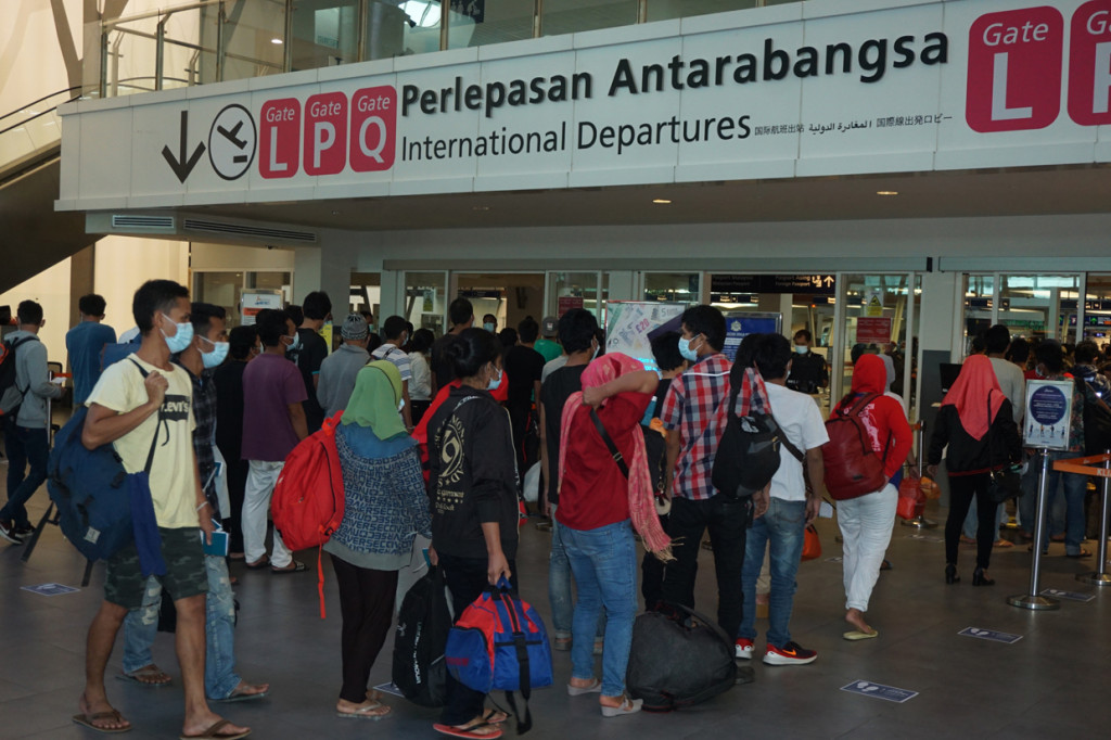 Para pekerja tersebut diberangkatkan dari depo tahanan Imigrasi Nanas, Lenggeng, Putrajaya dan Berangan serta sudah menjalani tes PCR dengan hasil negatif Covid-19.