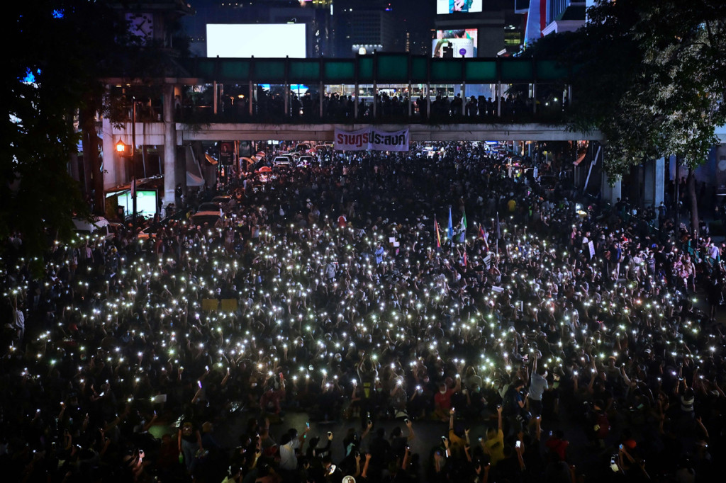 Ribuan orang berkumpul di persimpangan utama Bangkok pada Minggu, 25 Oktober 2020, untuk kembali menyerukan agar Perdana Menteri Thailand Prayuth Chan-O-Cha mundur. AFP Photo/Lilian Suwanrumpha