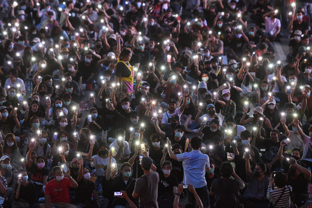 Setelah batas waktu habis, ribuan orang berkumpul lagi di persimpangan Ratchaprasong di pusat kota Bangkok, yang dikelilingi pusat perbelanjaan dan diawasi oleh polisi lalu lintas. AFP Photo/Mladen Antonov