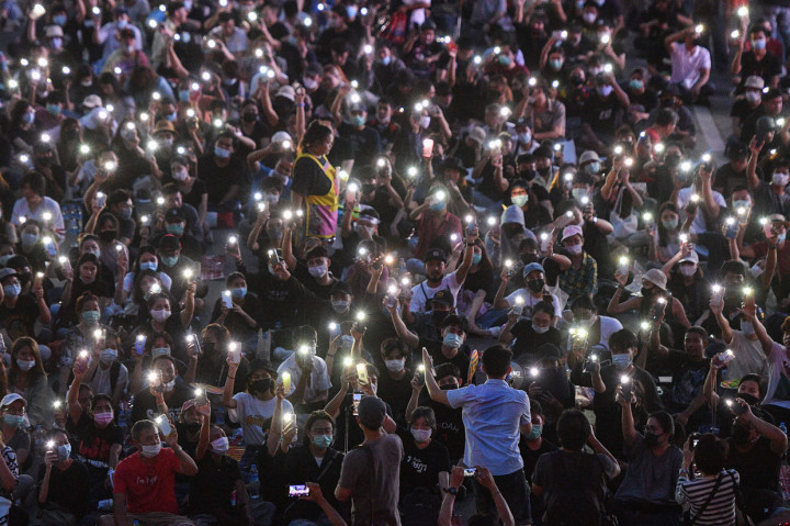 Setelah batas waktu habis, ribuan orang berkumpul lagi di persimpangan Ratchaprasong di pusat kota Bangkok, yang dikelilingi pusat perbelanjaan dan diawasi oleh polisi lalu lintas. AFP Photo/Mladen Antonov