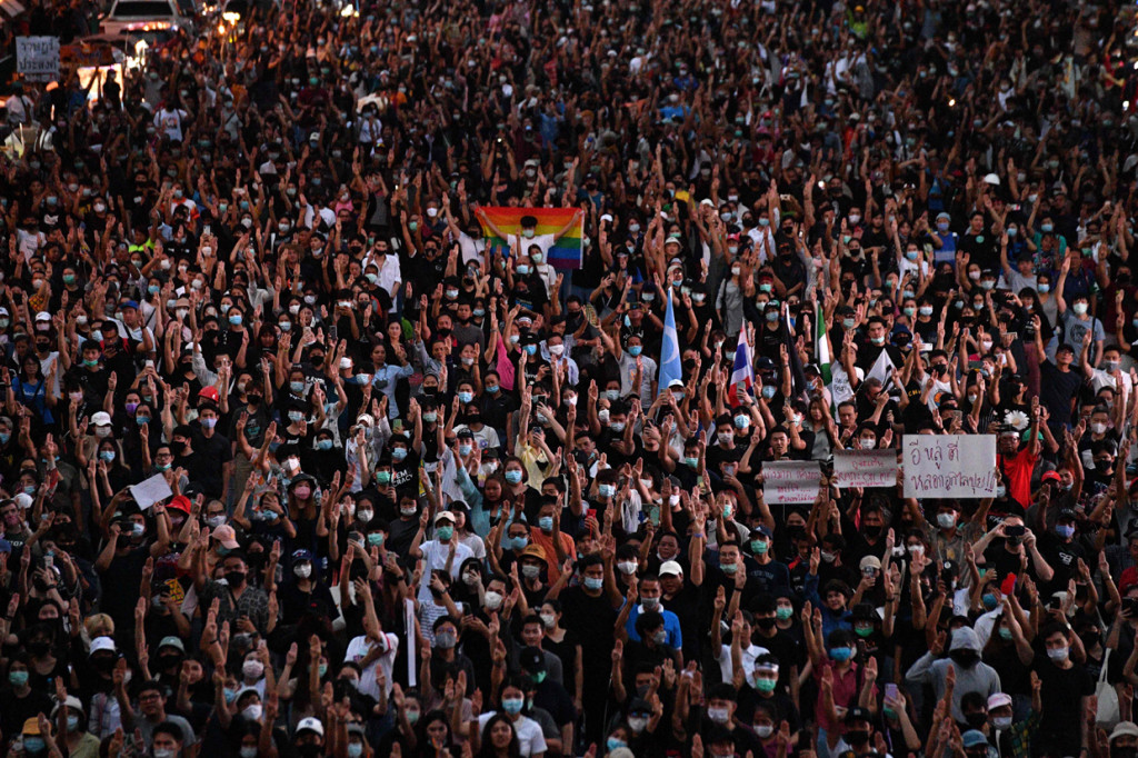 Pertemuan tersebut dihadiri beragam orang - termasuk waria dengan pakaian resmi lengkap, orang-orang muda bertopi yang siap menghadapi tindakan keras polisi, dan pengunjuk rasa yang lebih tua yang khawatir akan ekonomi Thailand yang terjun bebas. AFP Photo/Mladen Antonov
