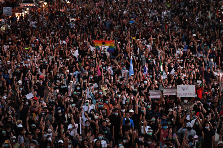 Pertemuan tersebut dihadiri beragam orang - termasuk waria dengan pakaian resmi lengkap, orang-orang muda bertopi yang siap menghadapi tindakan keras polisi, dan pengunjuk rasa yang lebih tua yang khawatir akan ekonomi Thailand yang terjun bebas. AFP Photo/Mladen Antonov
