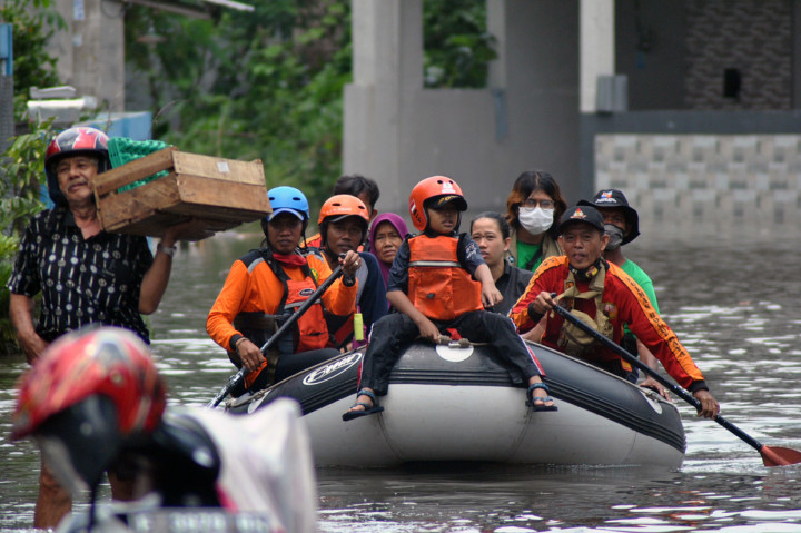 Petugas Polmas dan BPBD Kota Bogor mengevakuasi warga yang rumahnya terendam banjir di Perumahan Griya Cimanggu Indah, Kelurahan Kedung Badak, Tanah Sareal, Kota Bogor, Jawa Barat.