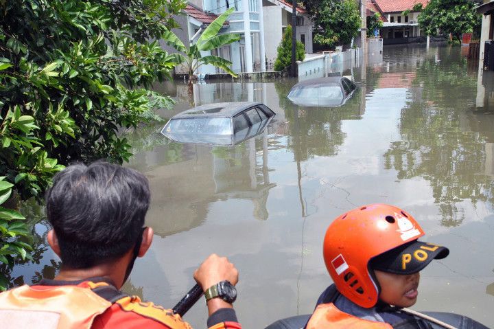 Hujan deras dengan intensitas tinggi yang terjadi di wilayah Bogor pada Sabtu, 24 Oktober 2020, tersebut menyebabkan 17 rumah di perumahan tersebut terendam banjir luapan sungai Ciliwung dengan ketinggian 50 sentimeter hingga satu meter akibat tanah longsor yang menutupi saluran air drainase. 