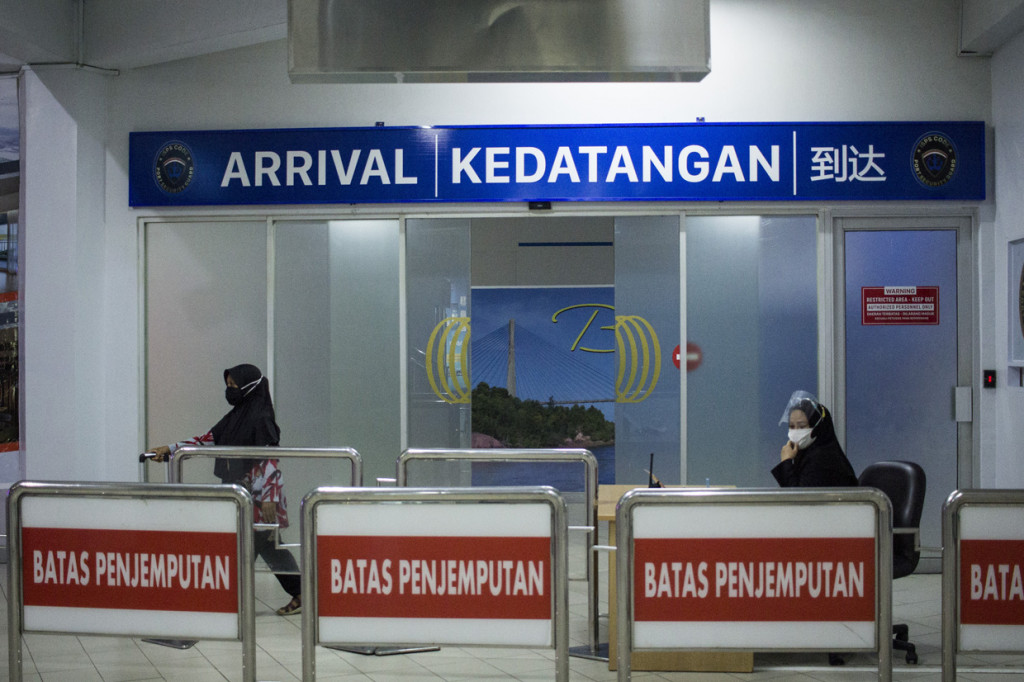 Pemerintah Indonesia dan Singapura sepakat untuk membuka kembali jalur Travel Corridor Arrangement (TCA) yang memungkinkan perjalanan lintas batas untuk perjalanan bisnis yang mendesak, perjalanan diplomatik, dan kedinasan dengan membuka dua pintu masuk ke Indonesia, yaitu Bandara Soekarno Hatta, Cengkareng dan Pelabuhan Internasional Batam Centre. 