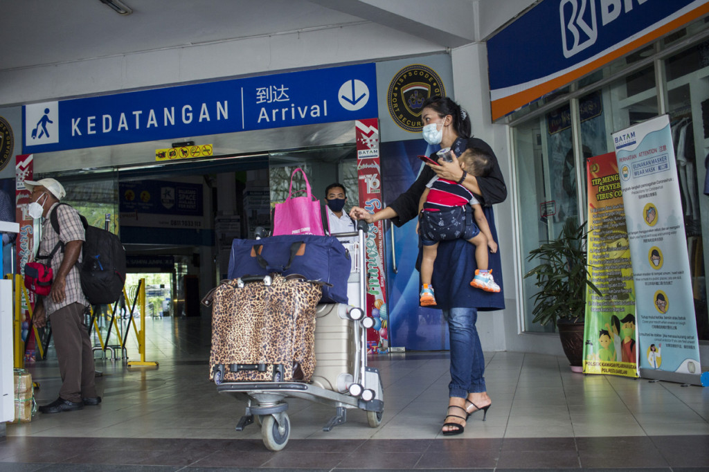 Pekerja migran berada didekat pintu kedatangan Pelabuhan Internasional Batam Centre, Batam, Kepulauan Riau, Senin, 26 Oktober 2020. 