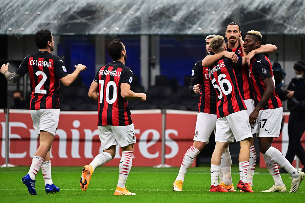 Laga baru berusia dua menit AC Milan berhasil membuka keunggulan lewat Zlatan Ibrahimovic. Ia menuntaskan umpan silang Rafael Leao untuk menaklukkan kiper Antonio Mirante.