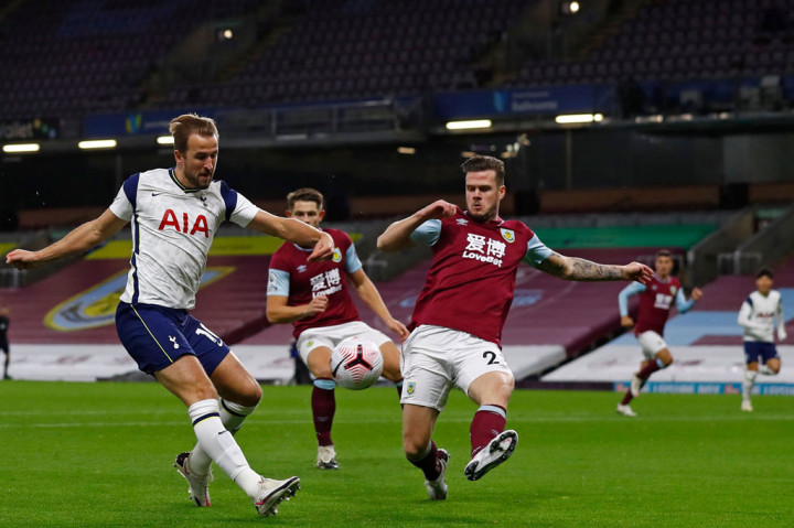 Saat laga baru berjalan dua menit Tottenham berpeluang membuka keunggulan lewat Kane. Namun sepakannya menyambut umpan Toby Alderweireld masih melebar.