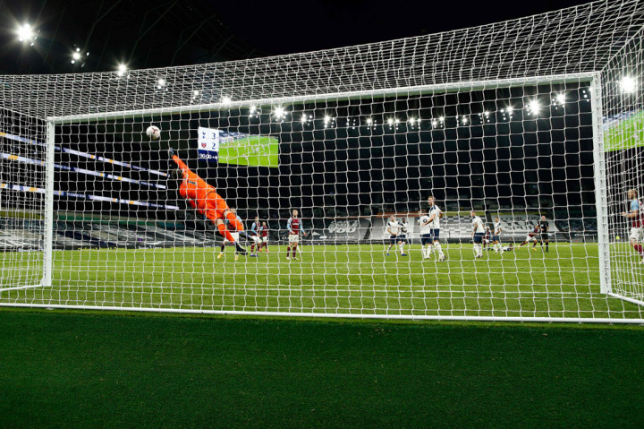 Pada menit ke-37 peluang yang didapat Burnley lewat Ashley Westwood masih bisa digagalkan kiper Spurs Hugo Lloris. Sementara sepakan keras Johann Berg Gudmundsson juga bisa dijinakkan Lloris.